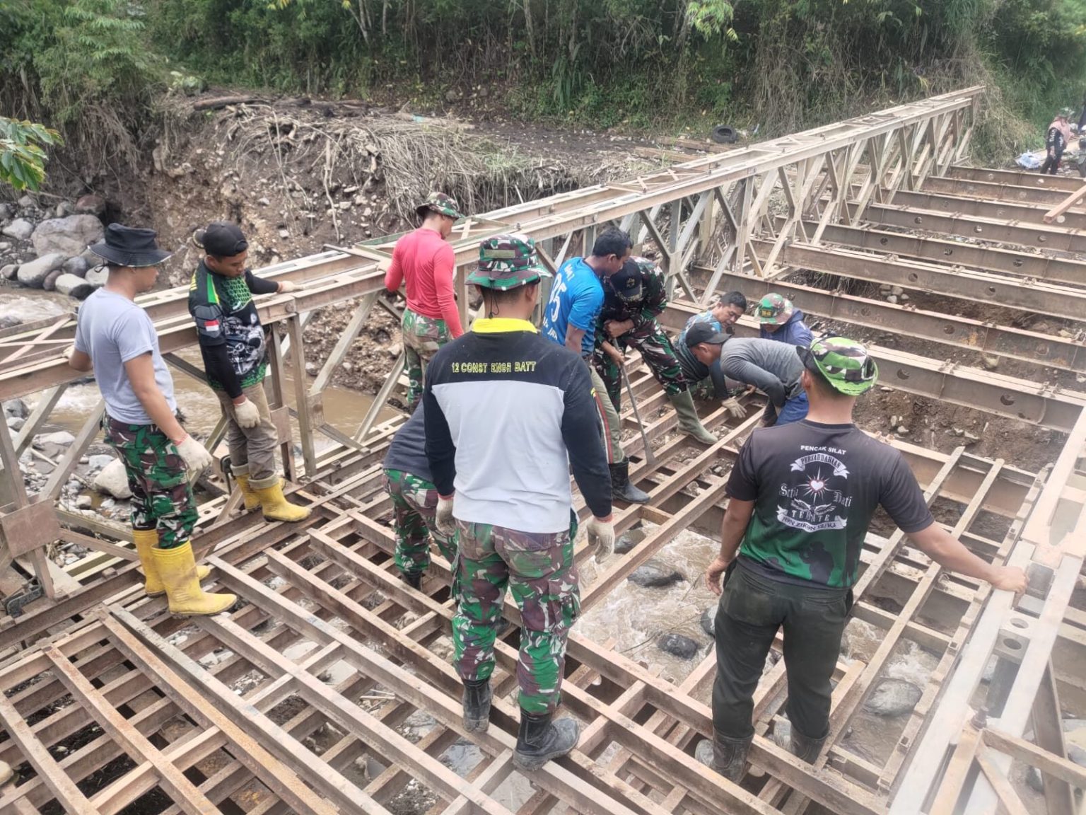 Lancarkan Distribusi Bantuan Akibat Galodo Prajurit Tni Bangun